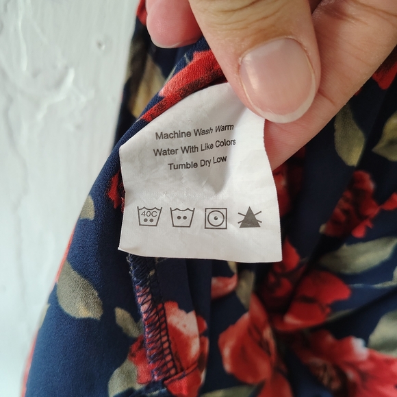 *5 for $25* Lush Women's Medium Blue w/ Red Rose Pattern Spaghetti Strap Tank - Picture 8 of 8